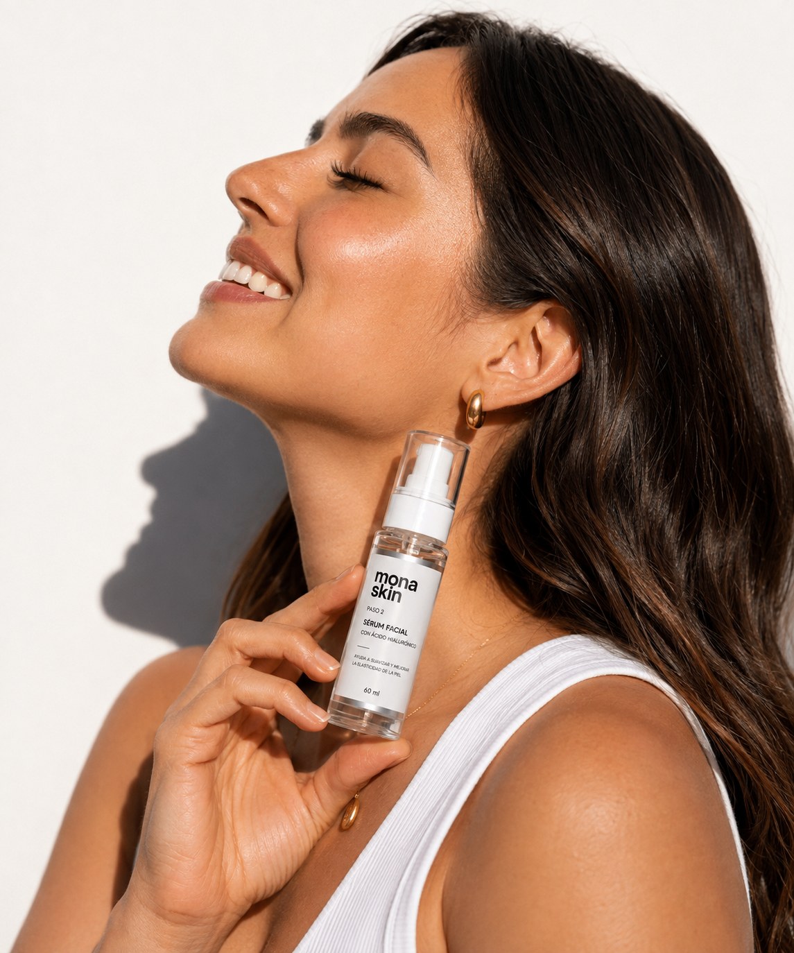 Mujer con el sérum Mona Skin bajo luz natural